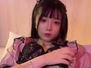 萌妹用玻璃假陽具自慰並噴出